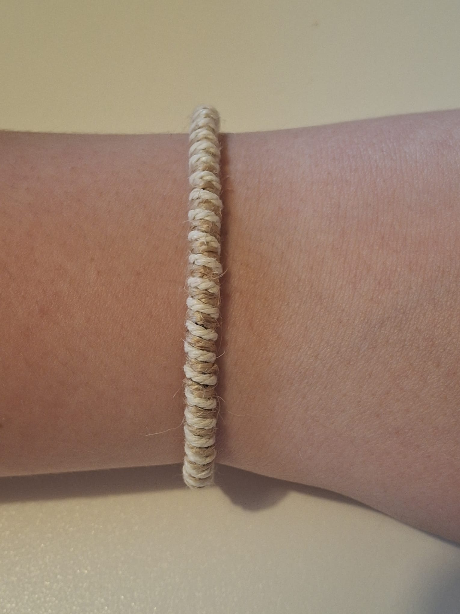 Set da 4 Bracciali Beige Naturali con Scritta "Best Friend"