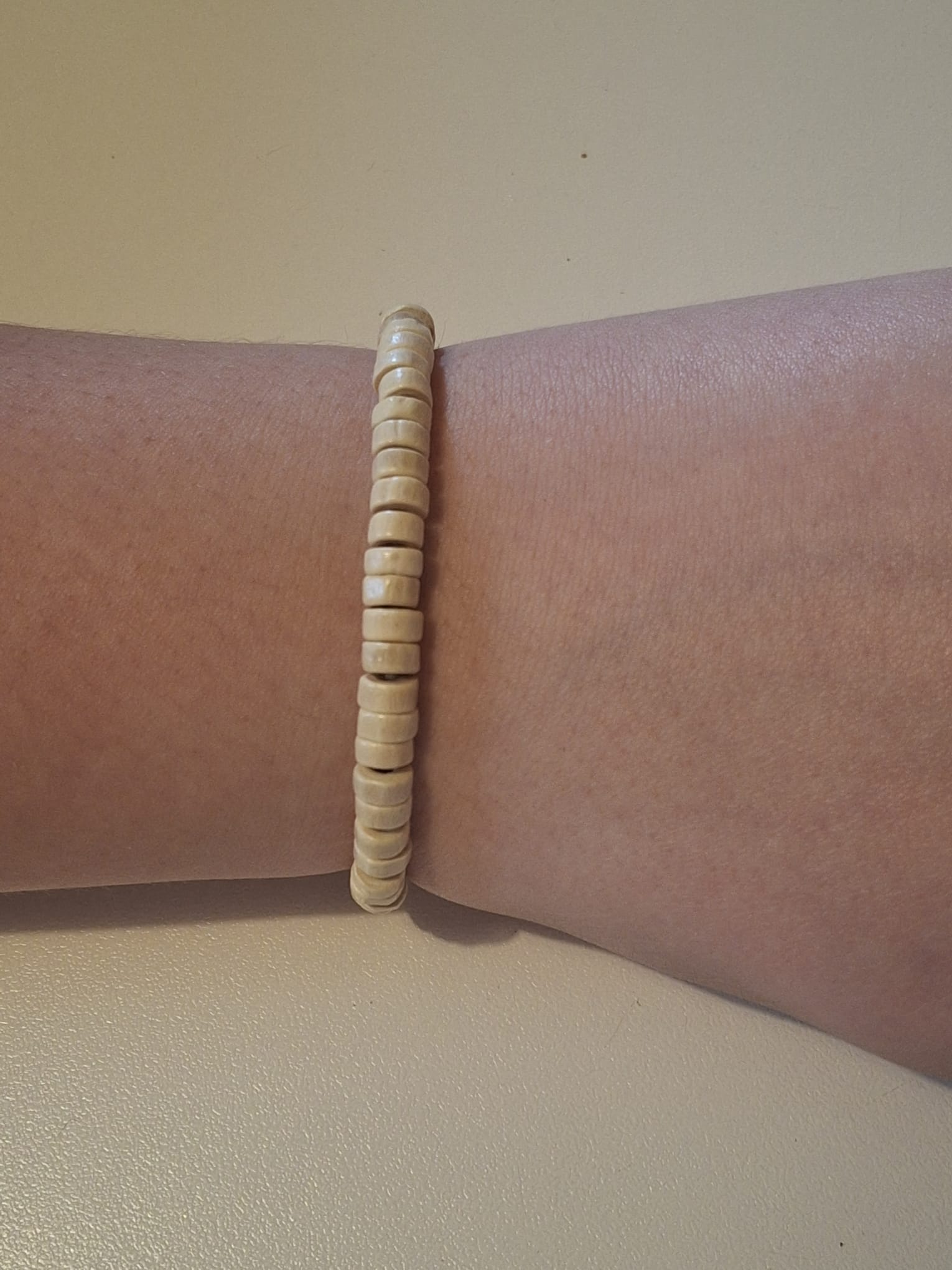 Set da 4 Bracciali Beige Naturali con Scritta "Best Friend"