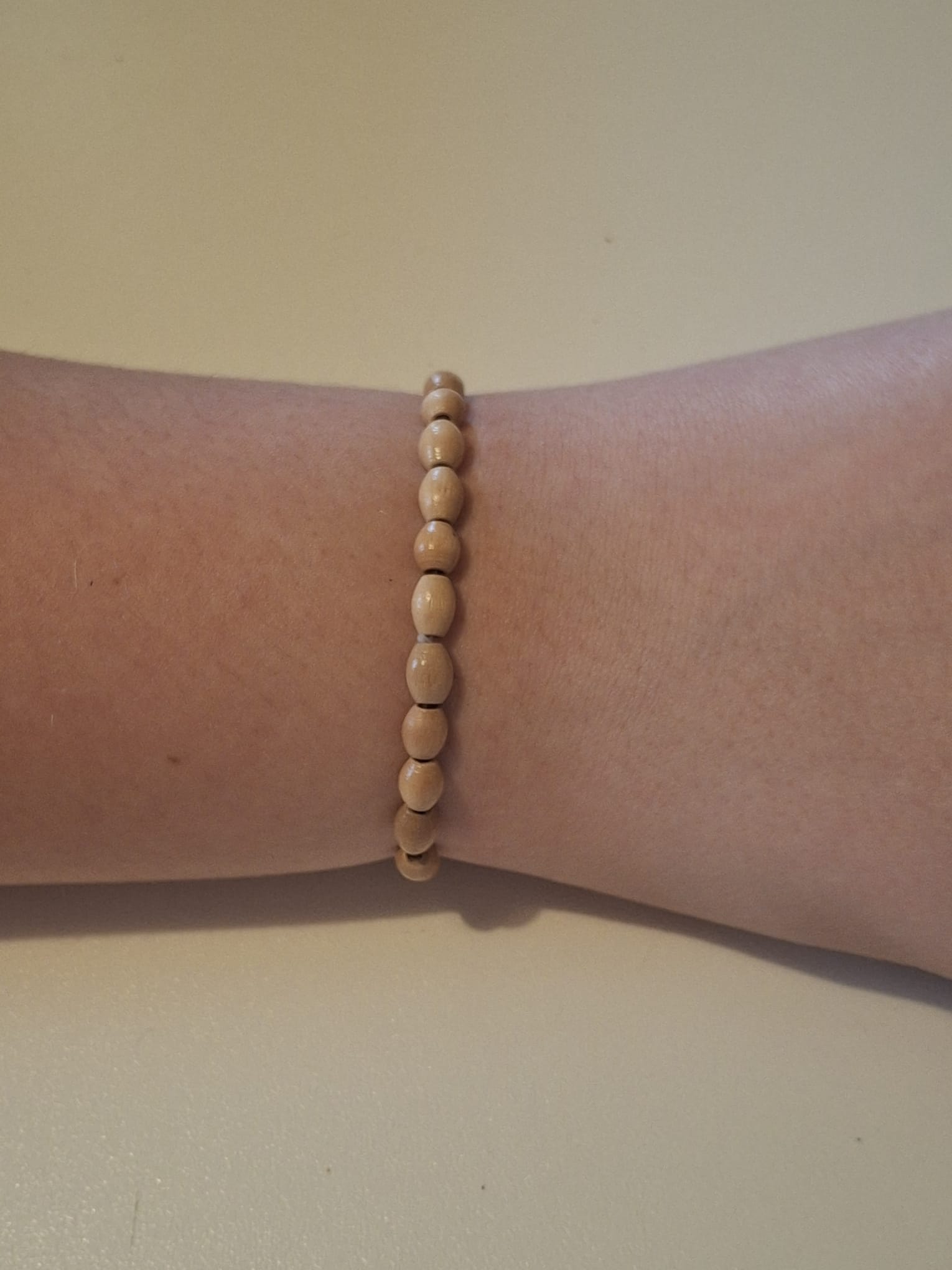 Set da 4 Bracciali Beige Naturali con Scritta "Best Friend"
